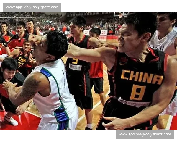 朱芳雨 2010 中巴群殴名场面：组合拳暴打巴西球员，一战封神！