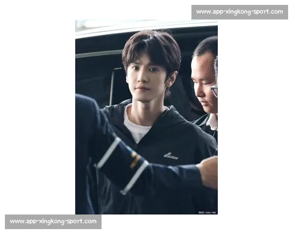 陈哲远泰国见面会 C 位登场，与高层合影尽显国际巨星风范